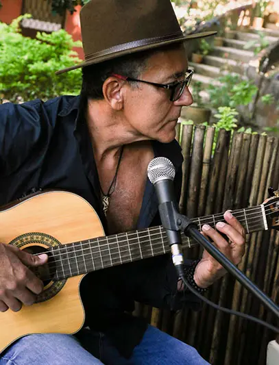 Cantor Gil Cortes durante apresentação