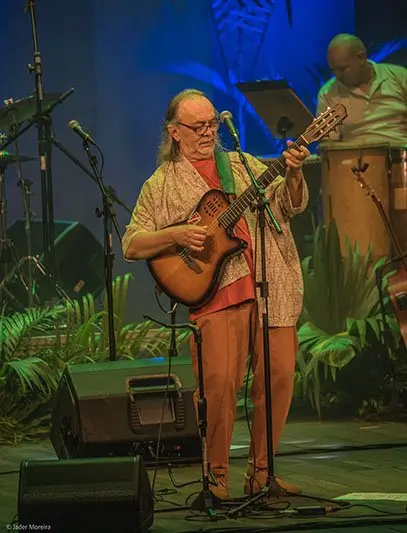 Cantor Nilson Chaves durante apresentação