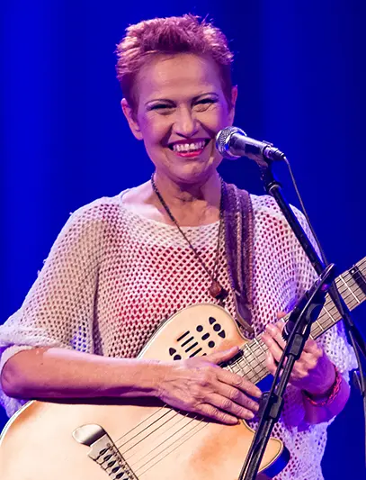 Cantora Lucina durante apresentação